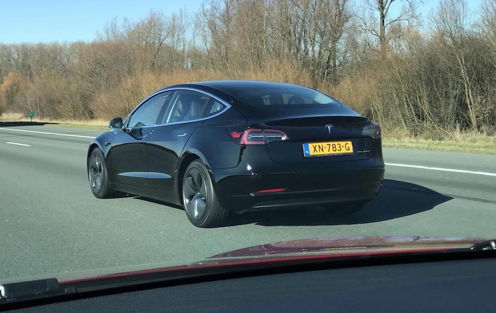 Tesla ontkent vanzelf accelereren