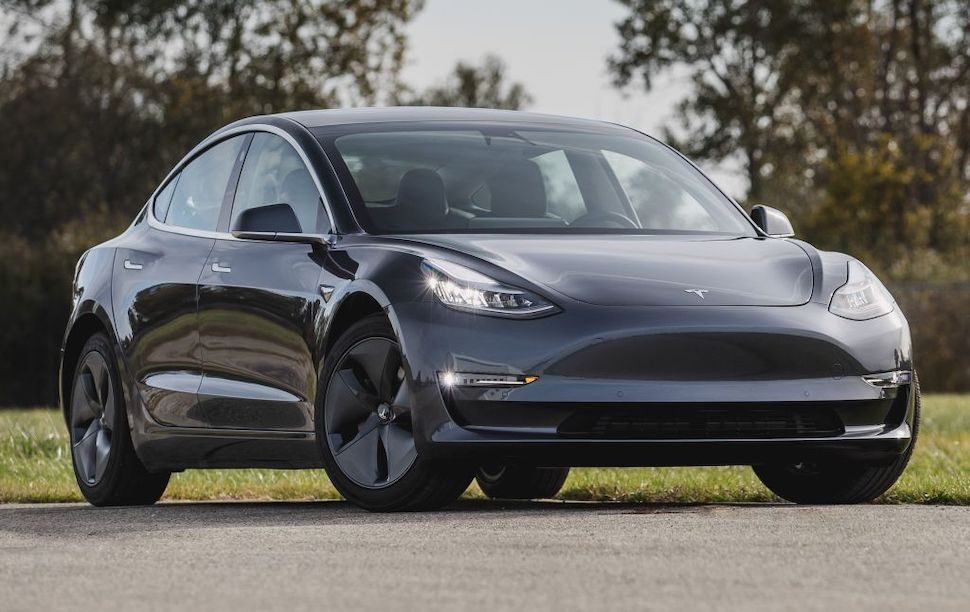 Voor elektrische auto's, zoals deze Tesla Model 3, hoeft geen wegenbelasting betaald te worden