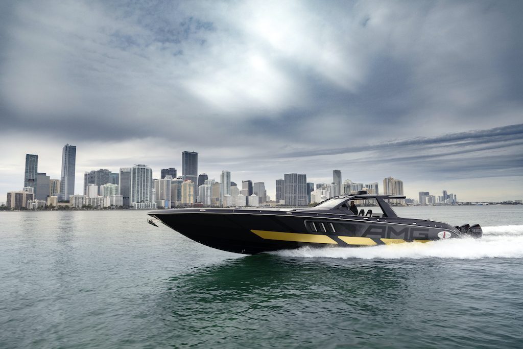 Mercedes toont speedboat met matchende zeecontainer