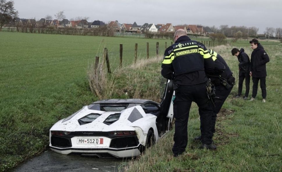 Politie inspecteert natte Lamborghini in Heemskerk