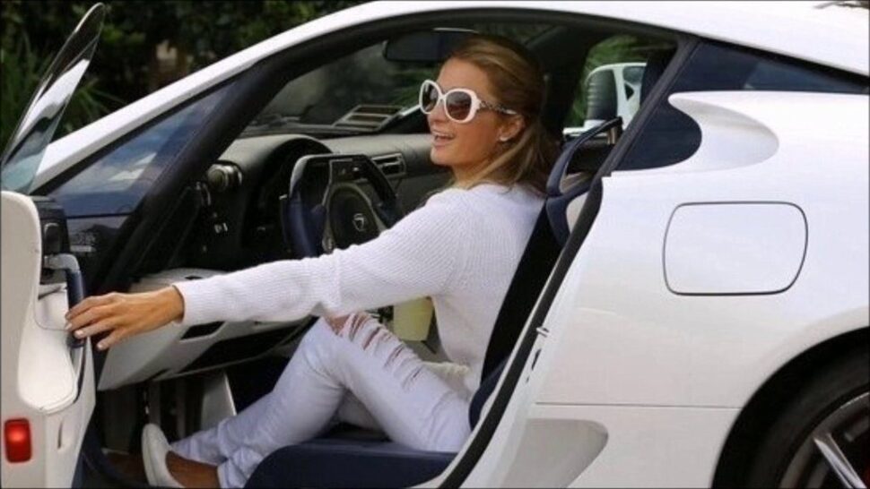 Paris Hilton in haar Lexus LFA