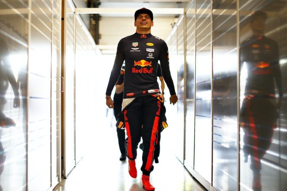 Max Verstappen in de garage