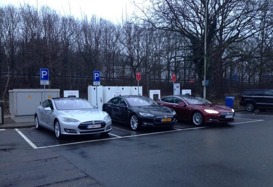 Drie Tesla's aan de supercharger