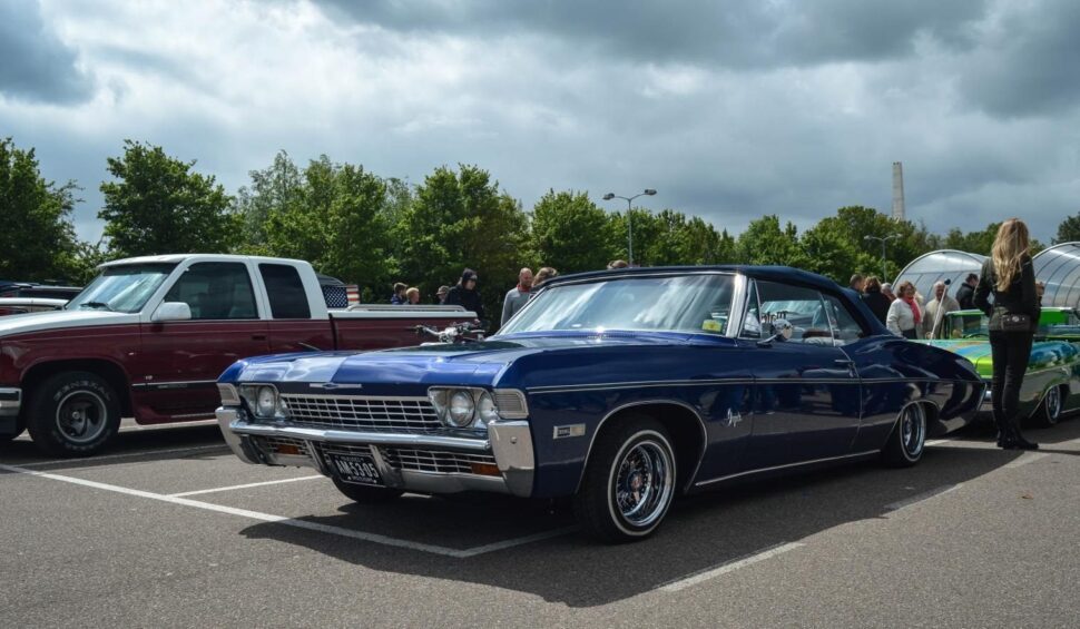 Een blauwe Chevrolet Impala