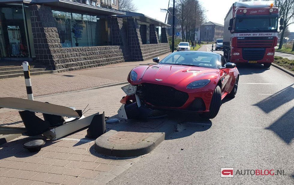 Aston Martin DBS Superleggera crash