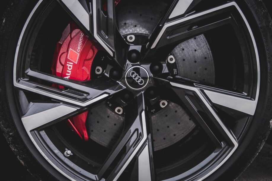 Audi RS6 C8 keramische remmen met rode remklauwen