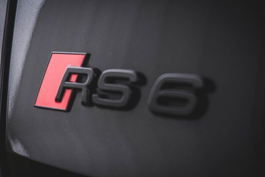 Audi RS6 C8 zwart logo