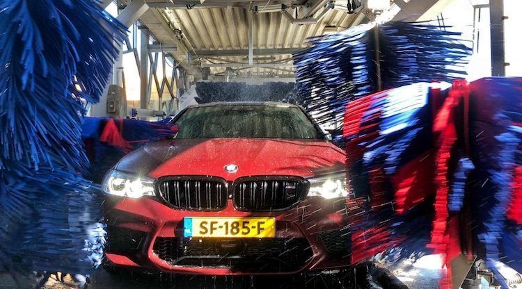 BMW M5 in de wasstraat