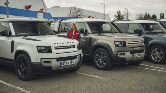 Land Rover doneert auto's