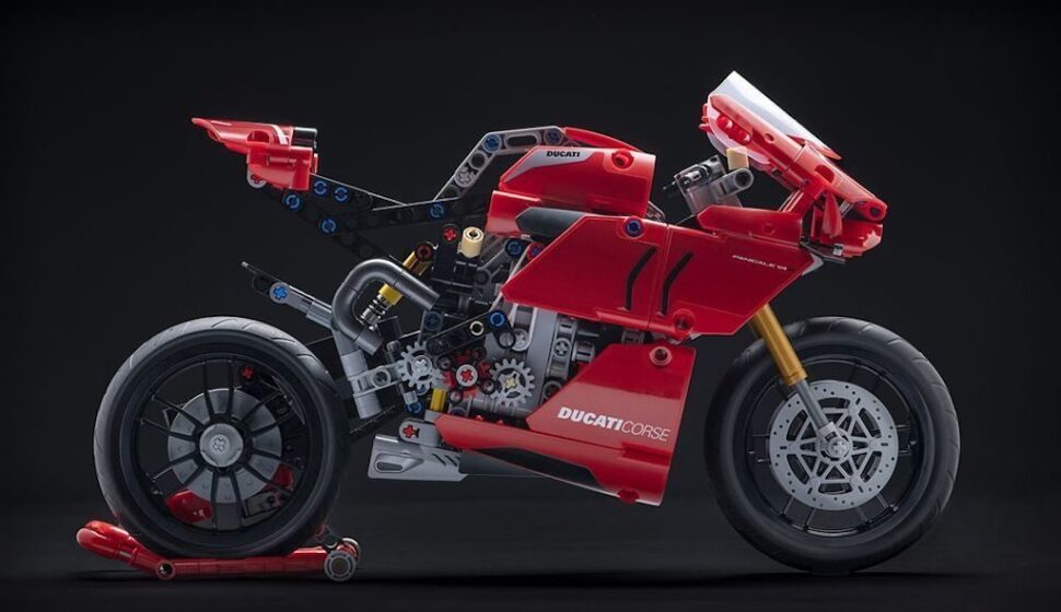 LEGO Ducati Panigale V4 R zijkant