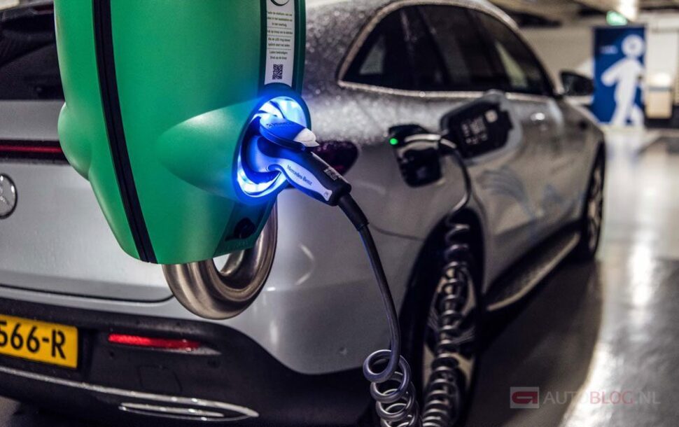 Wat zijn de voordelen van een elektrische auto, zoals deze Mercedes EQC