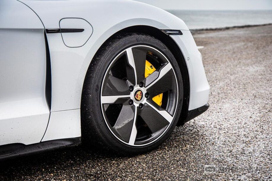 Wat zijn de kosten van een elektrische auto, zoals deze Porsche Taycan?