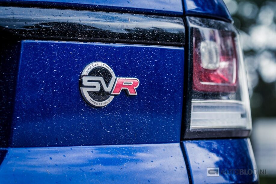 Het SVR-logo op de Range Rover Sport SVR