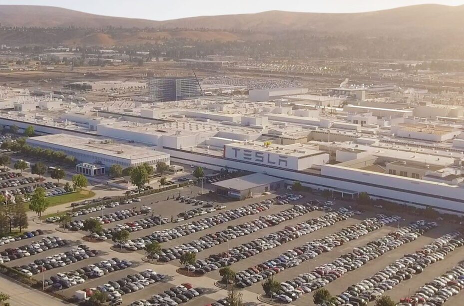 Tesla opent fabriek Amerika met Musk achter productielijn