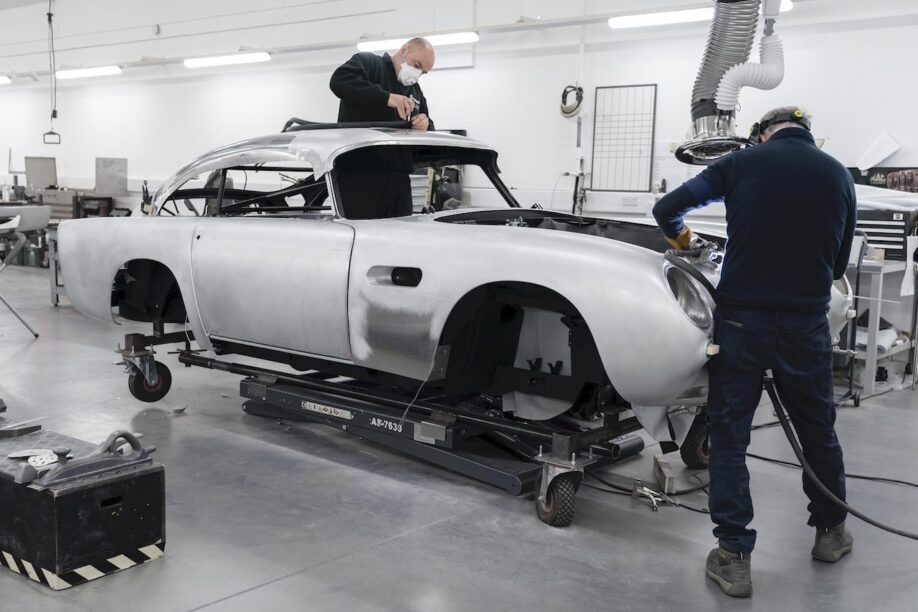 Aston Martin DB5 rolt na 55 jaar weer van de band