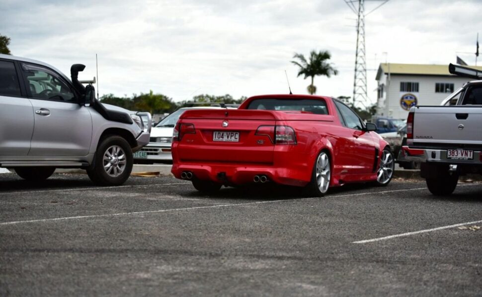 Een rode Holden Ute