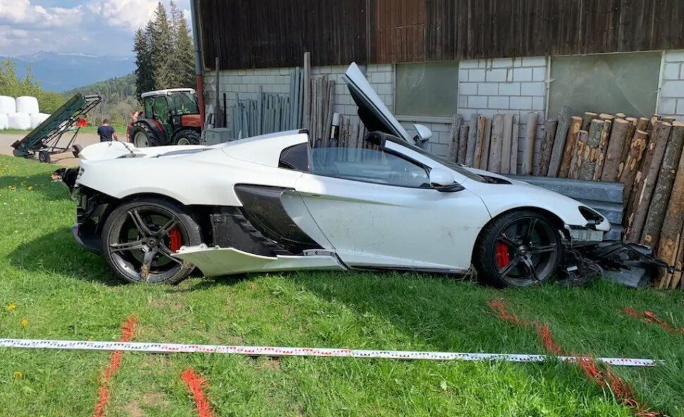McLaren 650S Spider zwaar beschadigd na harde klapper