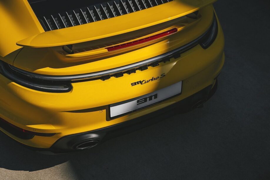 Nederlandse Porsche 911 Turbo S geel achterkant