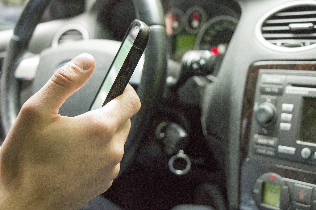Meer en meer op de smartphone tijdens het rijden