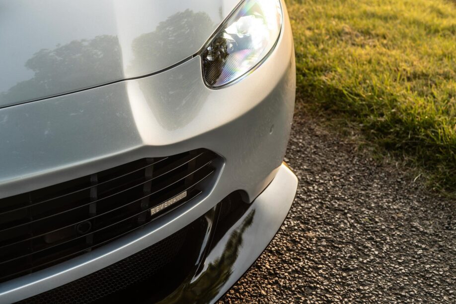 De Aston Martin Vantage Revenant met een nieuwe grille