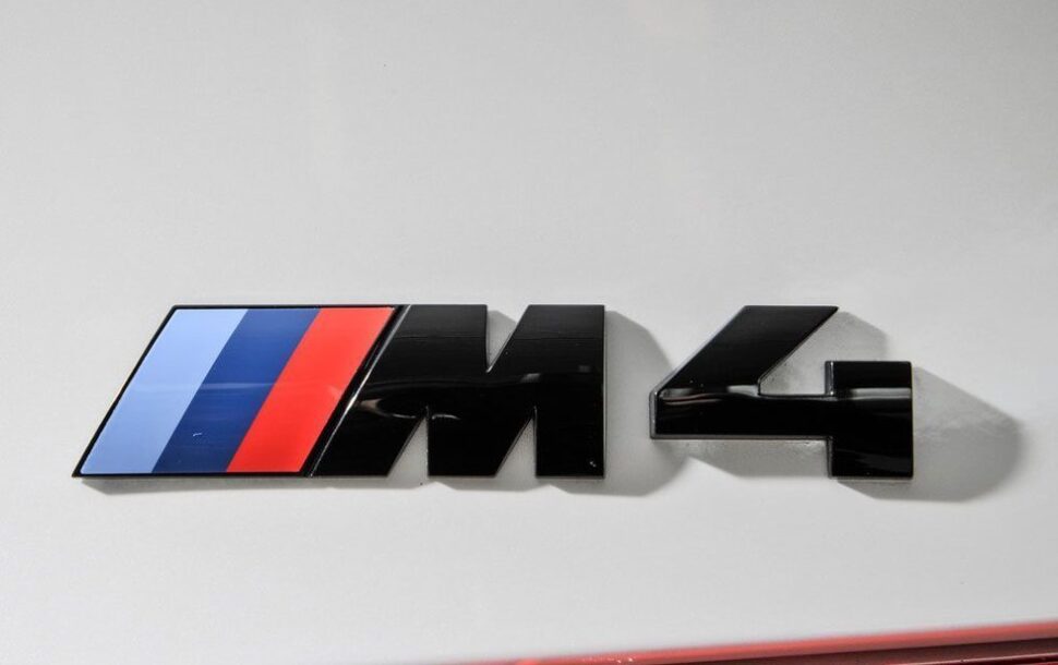 Logo van de BMW M4, waarvan het nieuwe model gelekt is