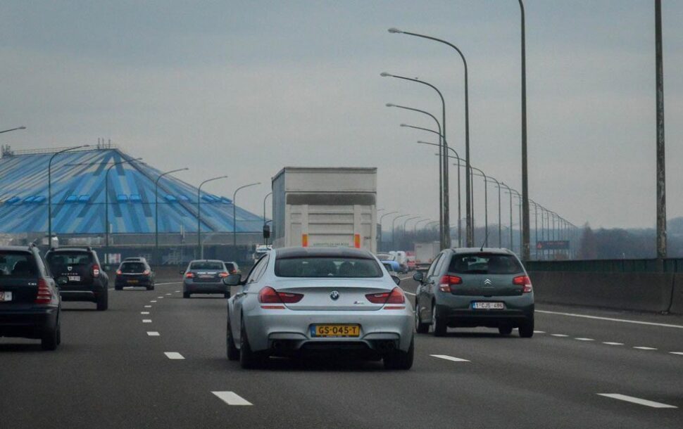 Een snelweg in België, waar straks een reddingsstrook verplicht is