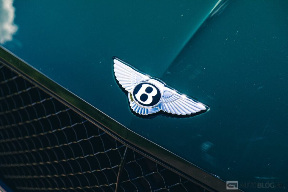 Het Bentley-embleem op een Continental GT Convertible W12