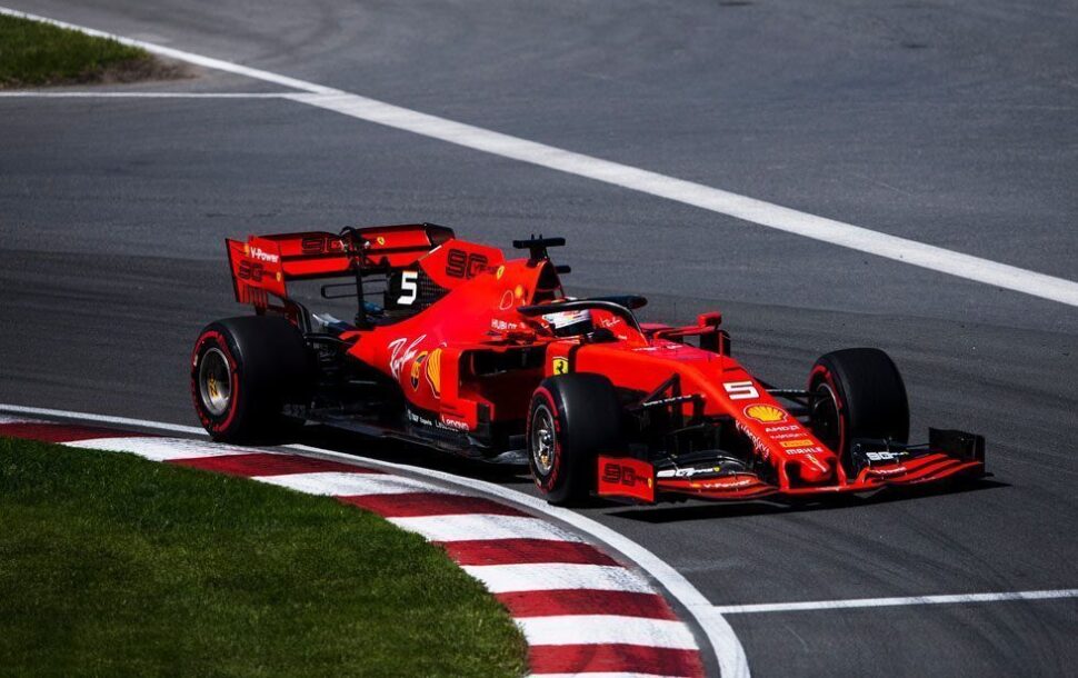 Ferrari tijdens de Oostenrijkse GP van vorig jaar, waar ze dit jaar zonder updates aan de start zullen verschijnen