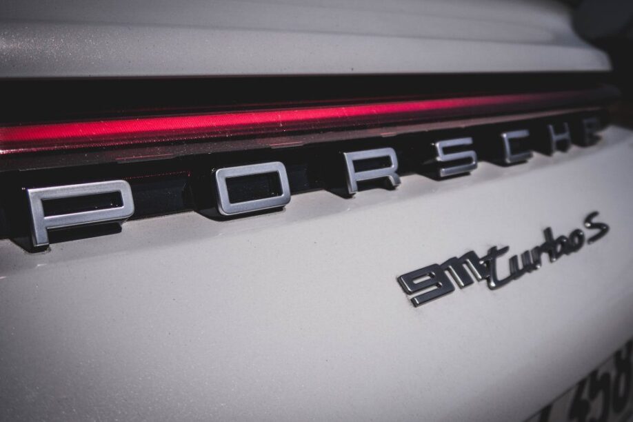 Porsche letters achterop de 911 Turbo S