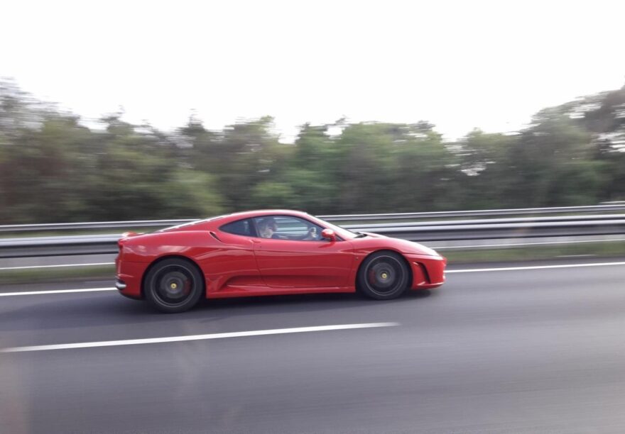 Rode Ferrari F430 op de snelweg
