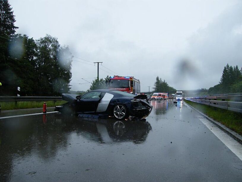 Audi R8 crash