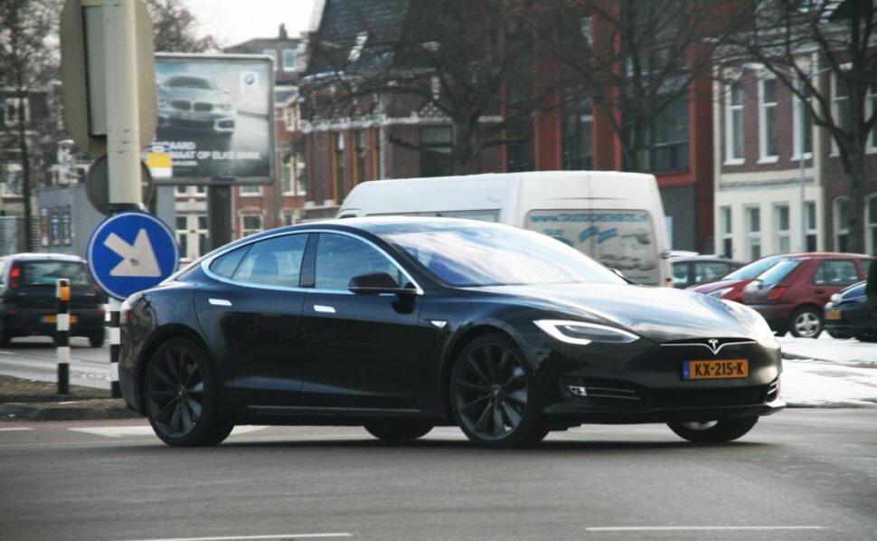 Een zwarte Tesla Model S