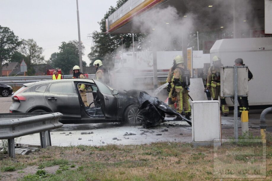 Brandende auto bij tankstation