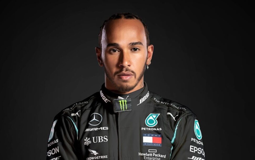 Lewis Hamilton, die een hoger salaris eist