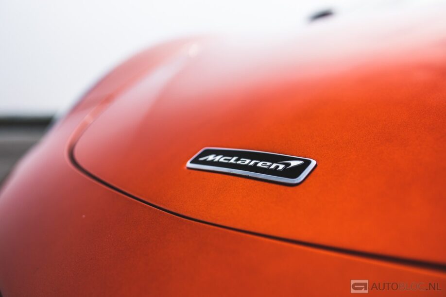 De badge van een McLaren 570S Spider