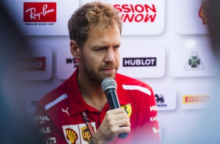 Vettel met een microfoon