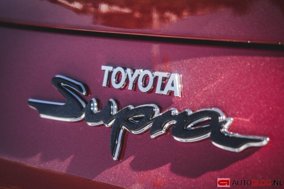 De badge van de Toyota Supra