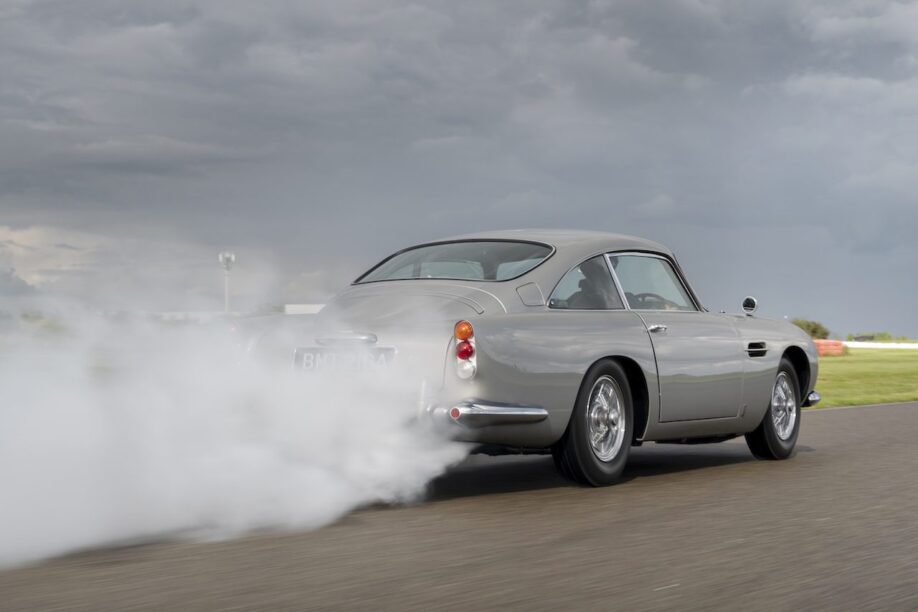 'Nieuwe' Aston Martin DB5 laat James Bond gadgets zien