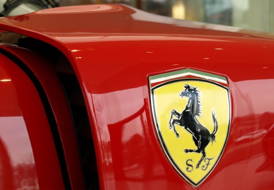 Het embleem aan de zijkant van een Ferrari F40