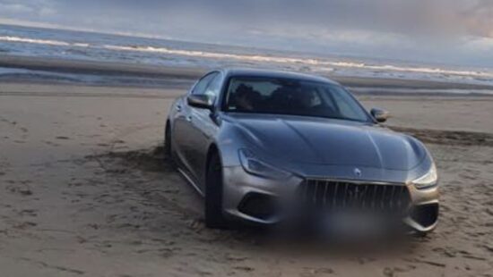 Maserati strandt op strand