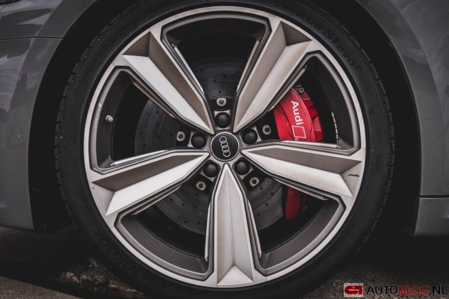 Het wiel van een Audi RS5 Sportback