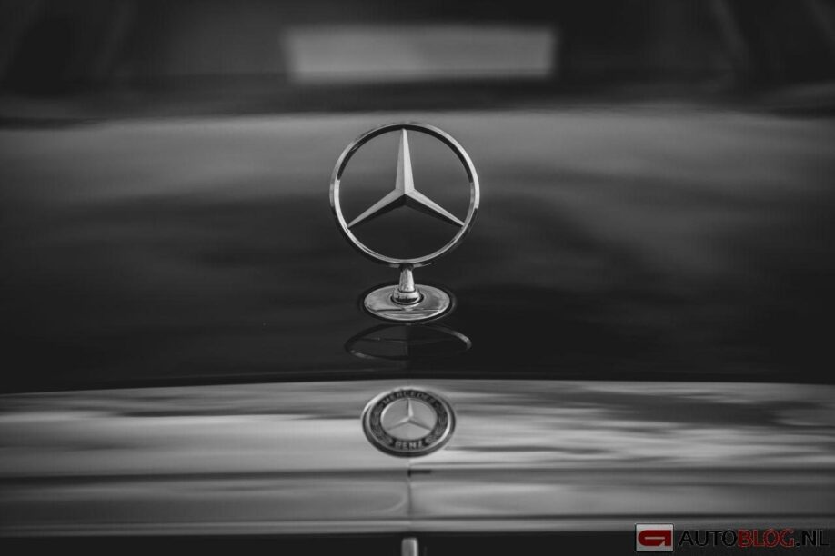 Het Mercedes-logo op een E-Klasse uit 2016