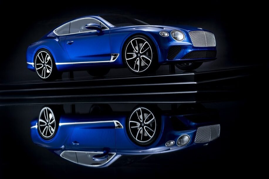 Het schaalmodel van een Bentley Continental GT van ver weg gezien