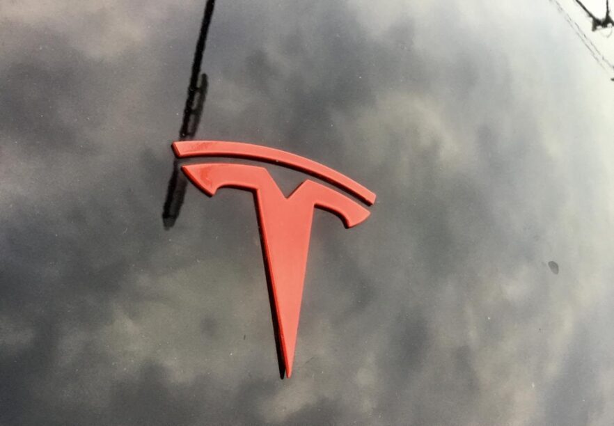 Het logo van Tesla