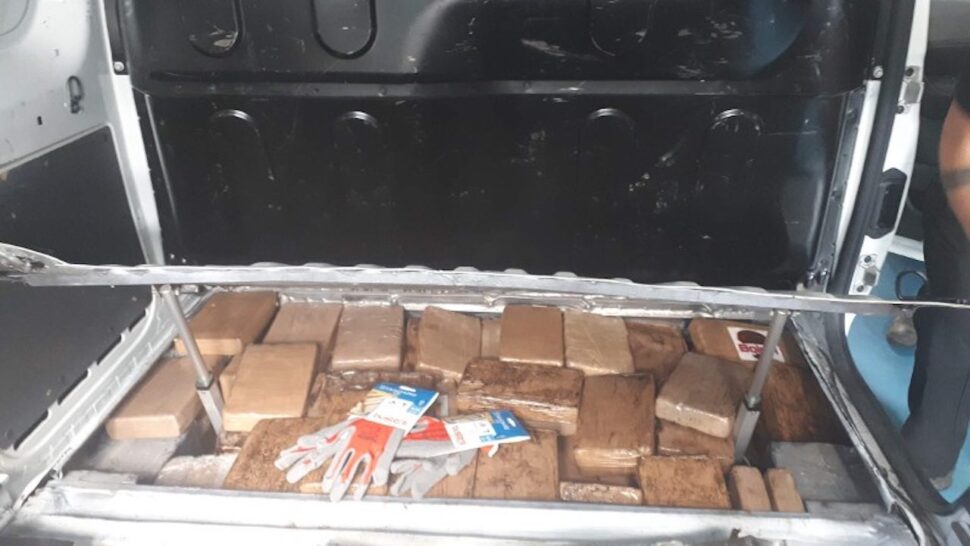Politie ontdekt 100+ kg cocaïne in bedrijfswagen