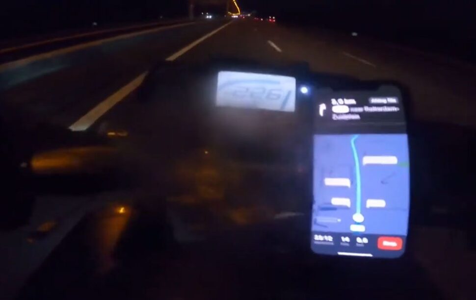 Screenshot van de video van de motorrijders op de A29