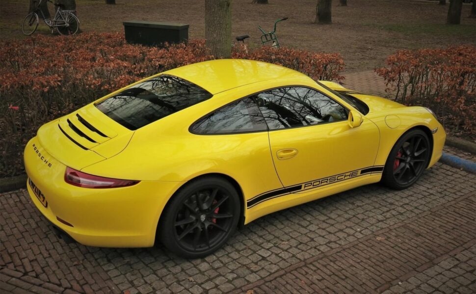 Een gele Porsche 911