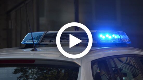 Video - Man ramt andere auto's tijdens politieachtervolging
