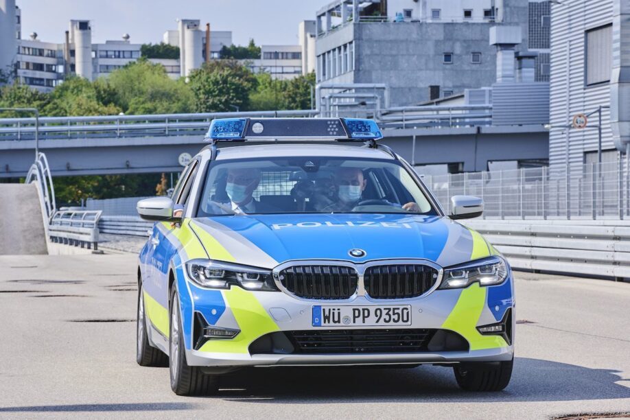 Let op voor politie BMW 3 Serie Touring in je spiegel