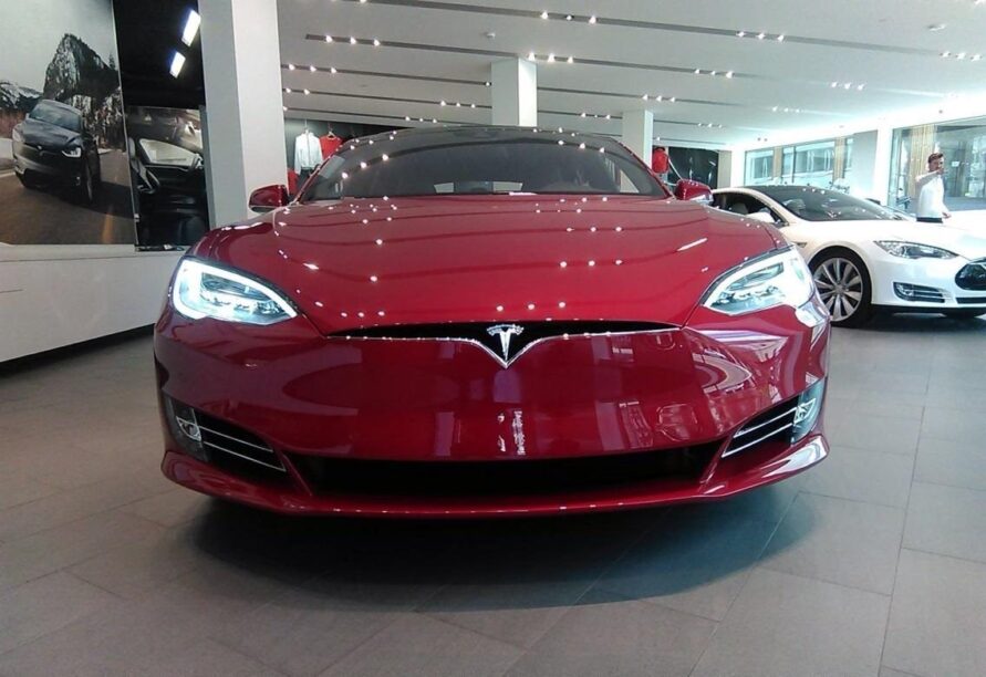 Een rode gefacelifte Tesla Model S